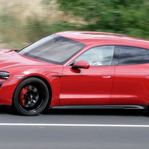 Bei GPS-gemessenen 252 km/h beendete die Elektronik den Vortrieb des Testwagens.(Bild:  Axel F. Busse)