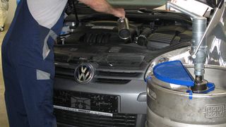 Jürgen Emmert schätzt die zahlreichen Vorteile der Ölcosys: Das Fass kann problemlos zum Fahrzeug gebracht werden, das spart Zeit und macht das Drumherum um den Ölwechsel ein gutes Stück sauberer. Der Kfz-Mechaniker kannte das Liqui-Moly-Konzept bereits von seinem alten Betrieb. Seinen neuen Chef konnte Emmert von dem schlauen Mehrwegsystem im Handumdrehen überzeugen.  (Foto: Dominsky)