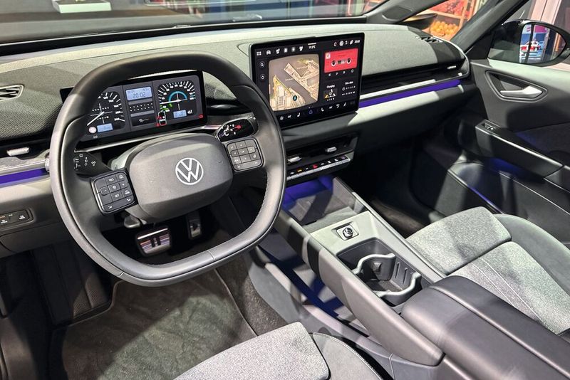 Es gibt weniger berührungssensitive Bedienelemente, dafür mehr Knöpfe und Regler. (Bild: Achter – VCG)