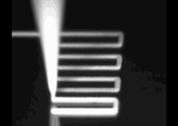 Angesteuert vom 3D-Drucker bringt eine sehr feine Düse Lage für Lage einer Akkukathode auf. (Bild: MIT Technology Review)