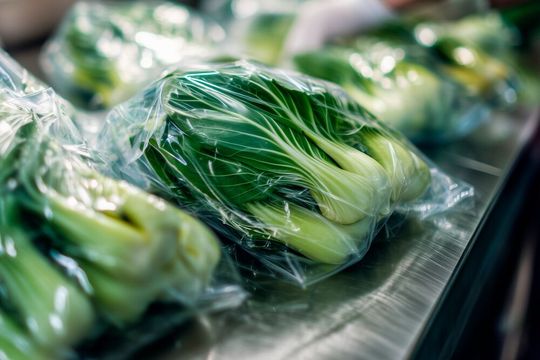 Die EU-Kommission hat Clariants erneuerbare Reiskleiewachs-Additive der Licocare RBW-Serie für lebensmittelkontaktierende Kunststoffe zugelassen. (Bild:  Clariant / KI-generiert)