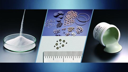 Pulverglas ist in Formen wie Pulver, Glas-Preforms und Paste erhältlich. Zusammensetzung und Lieferform werden gemeinsam entsprechend der Anwendung und dem Prozess betrachtet.(Quelle:  Nippon Electric Glass Co., Ltd.)