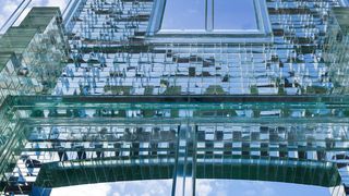 Sieht aus wie ein Eispalast. Selbst die Fensterrahmen sind aus Glas. (Daria Scagliola & Stijn Brakkee)