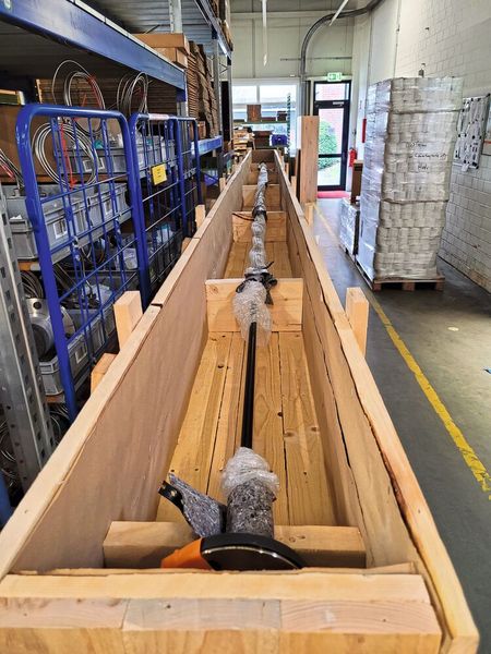 Für den Transport des beschichteten Schutzrohres wurde extra eine Holzkiste gefertigt. (Bild: Labom)