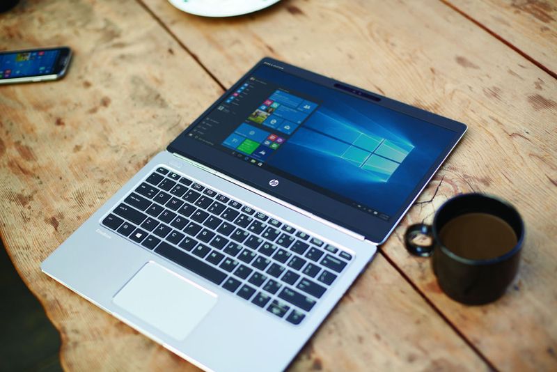 Das IPS-Panel kann um 180 Grad nach hinten geklappt werden um mehreren Personen die gleichzeitige Betrachtung des Monitorinhalts zu ermöglichen. (Bild: HP)