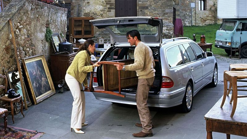 1996 folgte der Kombi. Er verfügt über ein Ladevolumen von bis 600 Liter bis zur Höhe der Laderaumabdeckung bei hochgeklappter Rücksitzbank. Beim Umklappen der Sitzbank, ausgebauten Sitzkissen und Beladung bis unter das Dach gehen beeindruckende 1.975 Liter rein. (Bild: Mercedes-Benz)