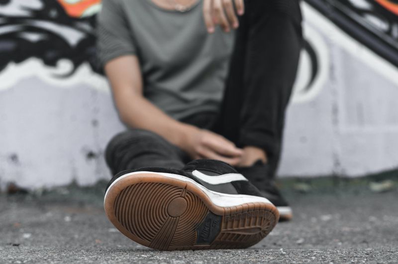 Die 10 größten Quellen für Mikroplastik im Meer  Platz 7: Abrieb Schuhsohlen – 109 g pro Einwohner und Jahr Selbst, wenn wir nur Spazieren gehen, belastet dies die Umwelt. So trägt der Abrieb unserer Schuhsohlen mit 109 g Mikroplastik pro Jahr zur Belastung der Weltmeere bei, wie die Studie der Fraunhofer Umsicht nahelegt. Infos zu Regulationen und Gesetzen für Mikroplastik finden Sie im Beitrag Mikroplastik in der Umwelt: Wo kämen wir hin? (Unsplash/Igor Sergeyev)