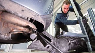 Zum 1.1.2021 hätte die Partikelzählung die klassische Messung mittels Opazimeter bei Euro-6/VI-Dieseln ablösen sollen. Doch daraus wird nichts: Um ganze zwei Jahre soll sich die Einführung verschieben. (Bild: picture alliance/dpa)