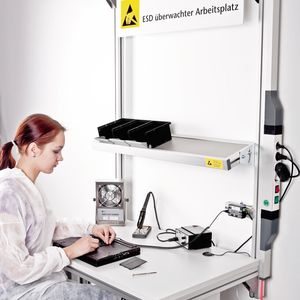 Bild 1: Montagearbeitsplatz in ESD-Ausführung für die sichere Montage von Elektronikbauteilen.