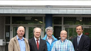Werden sich in den nächsten drei Jahren mit Korrosionsprozessen an Biogasanlagen beschäftigen (v.l.n.r.): Dr. Dirk Wagner, Dr. Manfred Bischoff, Dr. Andreas Weber, Dipl.-Ing. Ralf Buschmann, Prof. Dr. Ralf Feser, Alexander Krebs, Dipl.-Biol. Marko Remesch (Bild: Fachhochschule Südwestfalen)