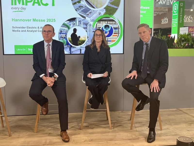 Olivier Blume, CEO Schneider Electric, Barbara Frei, Executive Vice President Industrial Automation bei Schneider Electric und Caspar Herzberg, CEO Aveva, erläuterten wie die „Infrastruktur für Morgen“ aussieht: elektrisch, automatisch und digital. (Bild: Vogel IT-Medien)