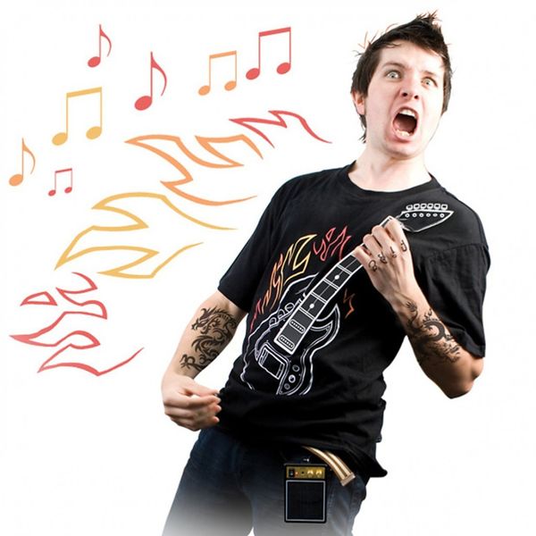 Mit diesem Elektrogitarren-T-Shirt wird jede Party zum Hit. Was auf den ersten Blick wie ein großflächig bedrucktes T-Shirt aussieht ist in Wirklichkeit eine voll funktionstüchtige Rockgitarre. Kostenpunkt bei www.radbag.de: 39,95 Euro.  (www.radbag.de)