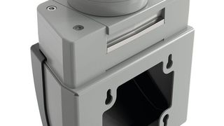 Über den Flat Panel-Adapter können Steuergehäuse und Panel PC aller gängigen Hersteller an ein Geräteträgersystem angebunden werden. (Rose Systemtechnik)