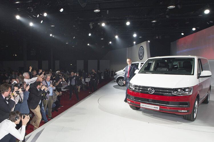 Ansturm auf den neuen T6: Journalisten aus 30 Ländern fotografierten und begutachteten die neue T-Baureihe bei ihrer offiziellen Premiere. (Foto: Volkswagen)