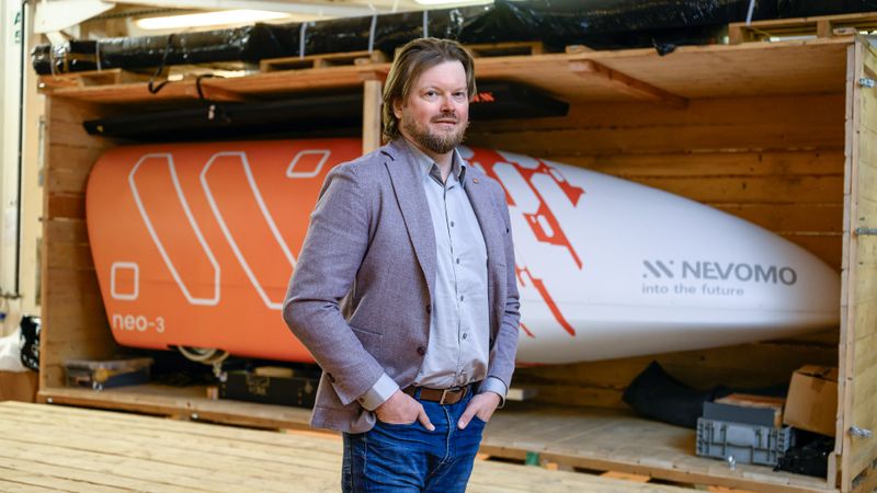Im globalen Schienennetz mangelt es an Kapazität und Flexibilität. Lange Güterzüge sind zwar effizient beim Transport großer Mengen, aber träge in der Beschleunigung, sie lassen sich aber kaum flexibel einplanen und sind mit kostenintensiven Rangierbewegungen verbunden, insbesondere auf gemischt genutzten Strecken, in engen Terminals und auf Industriegleisen. Diesel-Rangierloks sind mit zusätzlichen Emissionen und Wartungsaufwand verbunden und der Bau eines neuen Schienennetzes ist kapitalintensiv und braucht Zeit. Przemek Ben Paczek geht diese Probleme mit der Mag-Rail-Lösung an, einer Nachrüsttechnologie mit einem Magnetantriebssystem. (Bild: EPO)