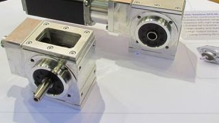 Vorne: das STG-Getriebe; hinten: das Getriebe in Kombination mit einem bürstenlosen DC-Motor. (Bild: S. Häuslein/konstruktionspraxis)