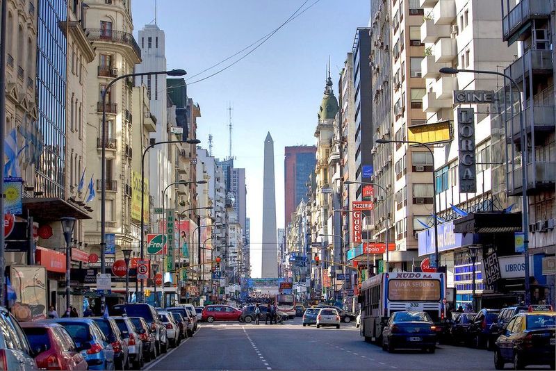 Über „Philips CityTouch“ können Metropolen wie Los Angeles und Buenos Aires (siehe Bild), aber auch kleine Städte wie Gaiserwald in der Schweiz ihre Straßenbeleuchtung verwalten. Die Cloud-basierte Lösung liefert über eine Weboberfläche Analysen zum Betrieb, Hilfe bei der Planung und Wartung der Infrastruktur. Sofern weitere Sensoren in das System eingebunden werden, kann die Beleuchtung sogar gezielt gedimmt oder verstärkt werden – etwa sobald Fußgänger nachts unterwegs sind. 
 (Pixabay)