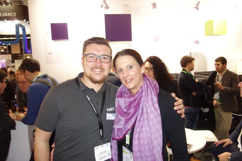 Lukas Kalisz, NEC, und Monika Göckede, Kern & Stelly, warten auf ihr Astra-Bier. (Bild: IT-BUSINESS)