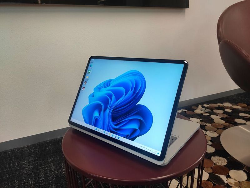 Für das Ansehen von Filmen ist diese Displayposition ideal. Sie ermöglicht den besten Sound aus den vier Lautsprechern. (Vogel IT-Medien)