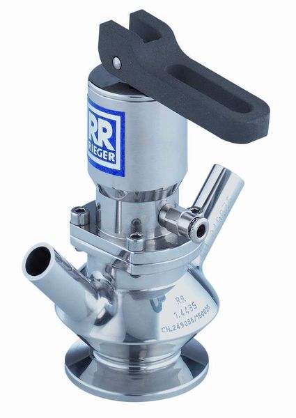 Die Biocheck-Probenahmventile besitzen einen Pneumatikzylinder, über dessen Luftanschluss das Ventil von einem Schaltschrank heraus (Ventilinsel) angesteuert wird. Mit dem Handhebel lässt sich zusätzlich direkt eine Probe von Hand ziehen.  (Bild: Rieger)