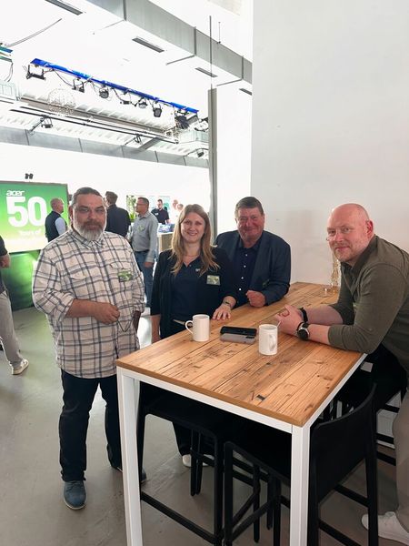 Tanja Knorr (Systeam) mit den Jungs von NBB (v. l.) Raik Stenzel, Ingo Marquardt und Gregor Manig  (Bild: Vogel IT-Medien)