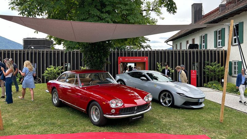 Ferrari 330 GT 2+2 „Chinese Eyes“ neben Ferrari Amalfi. (Bild: Peter Diehl)