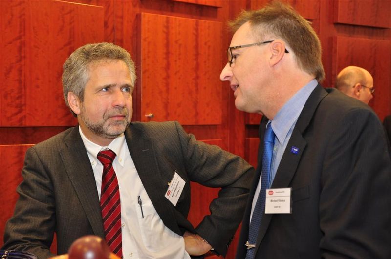 von links: Kurt Wagemann, Dechema-Geschäftsführer, im Gespräch mit Michael Kloska, BASF (Archiv: Vogel Business Media)