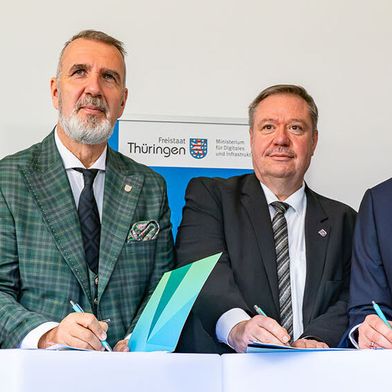 (v. l.): Staatssekretärin Milen Starke, Thüringer Minister für Digitales und Infrastruktur Steffen Schütz, Dr. Steffen Kania, Präsident des Gemeinde- und Städtebunds Thüringen, und Christian Herrgott, Präsident des Thüringischen Landkreistags. (Bild: TMDI/ Marie Hauschild)
