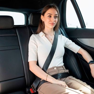 Auf der Rückbank im Auto sitzen oft Passagiere mit unterschiedlichem Gewicht und Größe, ein neuer Sicherheitsgurt von ZF Lifetec berücksichtigt das. (Bild: ZF Lifetec)