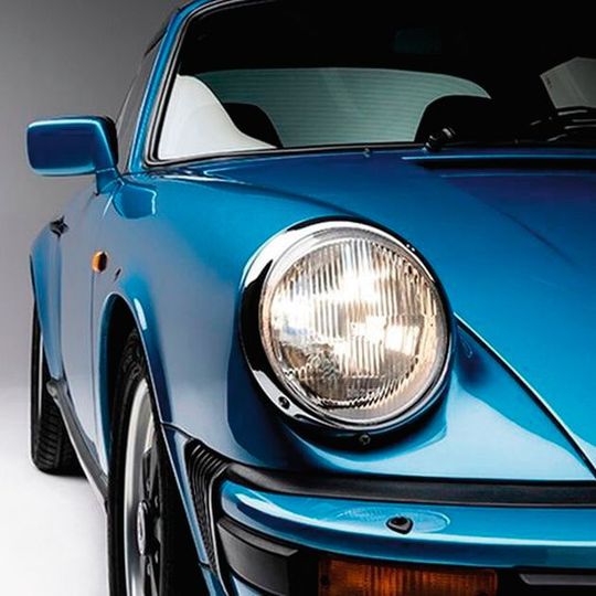 Für den Porsche 911, aber auch andere Modelle, legt Bosch Scheinwerfer und Streuscheiben neu auf.(Bild:  Bosch)