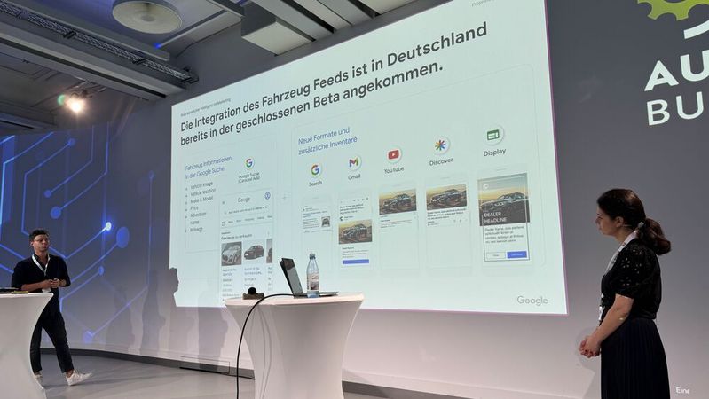 Sebastian Salis und Lucia Todaro von Google gaben auf den Automotive Business Days 2024 von »kfz-betrieb« ein Update dazu, wie weit die Suchmaschine bei der Einführung des Anzeigenformats für Bestandsfahrzeuge von Händlern in Deutschland ist.(Bild:  Achter – VCG)
