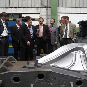 Die Miglieder des Förderkreis Umformtechnik (FKU) bekamen während der Jahresversammlung in Uhingen beim großen Automobilzulieferer Allgaier eine Menge interessanter Informationen geboten; Dr.-Ing Jürgen Ladwig, Bereichsleiter Automotive (fünfter von rechts) führte die Gruppe durch den Betrieb. Bild: Kuhn