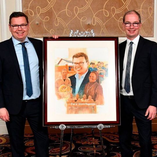 Die beiden Hagemeier-Geschäftsführer Oliver  (li.) und Andé Quakernack (li.) nahmen in Las Vegas den „Salute-to-Dealers- Award“ entgegen. (Bild:  obs/Ford-Werke GmbH)