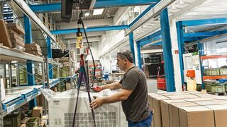 Bei SCM Pneumatik sind zwei Einträger-Leichtkrane von Konecranes im Exportbereich und in der Inlandsverpackung im Einsatz. (Bild: Konecranes)