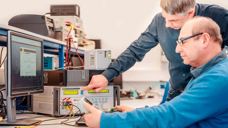 Service aus einer Hand: Conrad ermöglicht herstellerunabhängig Kalibrierungen für über 30 Gerätegruppen und mehr als 100 Messgrößen - auch Re-Kalibrierungen sind Teil des Angebots (Bild: Michael C. Geiss | Photodesign)