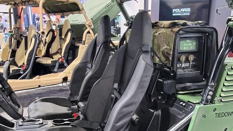 Polaris hat ein taktisches Fahrzeug vorgestellt, das optional mit der Emily 3000 als intergierte Stromversorgung ausgestattet werden kann. (Bild:  SFC Energy AG)