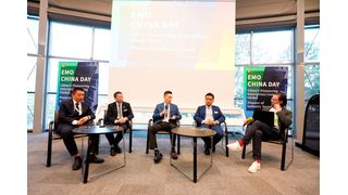 Die EMO 2025 war auch der Schauplatz des EMO China Day. Unter anderem diskutierten chinesische Unternehmer dabei mit Benedikt Hofmann (rechts), dem Chefredakteur vom MM Maschinenmarkt, über neue Wege, die der chinesische Maschinenbau derzeit gehen will ... (Bild: VCG)