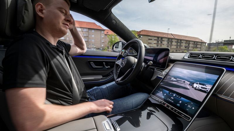 Die Mercedes S-Klasse kann in bestimmten Situationen selbstständig fahren.(Bild:  Mercedes-Benz)