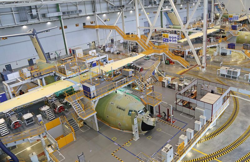 Bild 1: Unter dem Dach der EU-Initiative „Fabriken der Zukunft“ entwickeln europäische Forschungs- und Industriepartner mobile Assistenzroboter für den Flugzeugbau. (Bild: Airbus Military)