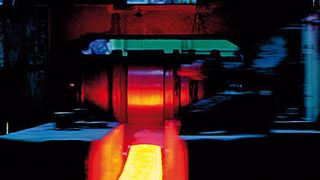 Bild 1: Zur Verarbeitung der Fe-Co-Ni-Legierung mit Martensitgefüge kommen Schmiede- oder Warmwalzprozesse zur Anwendung. (Archiv: Vogel Business Media)