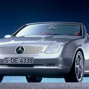 Offen für neuen Fahrspaß: Als kühnes Concept Car der bis dahin konservativen Marke Mercedes begeisterte der SLK das Publikum beim Turiner Salon 1994. Insgesamt wurden 311.222 Stück des R 170 gebaut, womit er vor dem Mazda MX-5 der meistverkaufte Roadster Deutschlands ist. (Bild: Mercedes-Benz Classic Archive)