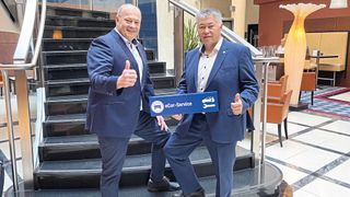 Werben für „eCar-Service“: Bundesinnungsmeister Detlef Peter Grün (l.) und Jeffrey Kilian, Vorsitzender Bundesfachgruppe Freie Werkstätten. (Bild: ProMotor)