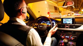 Daten sind für viele, zum Beispiel Versicherungen, Behörden und Werkstätten, ein wahrer Schatz. Doch die meisten Autofahrer wollen selbst bestimmen, wer ein Auge darauf werfen darf.   (Dekra)