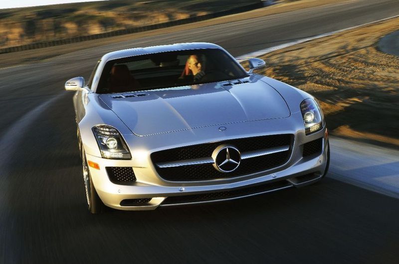Trotz aller Zitate beim legendären 300 SL hat sich Mercedes-Benz allzu auffälliges Retrodesign verkniffen. (Archiv: Vogel Business Media)
