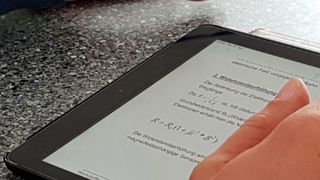 Tablets für das Fernstudium: Studierende des Master-Fernstudiengangs Zuverlässigkeitsingenieurwesen (M.Eng.) an der Hochschule Darmstadt erhalten zum Start des Sommersemesters 2019 nun auch moderne Hardware. (HS-Darmstadt)