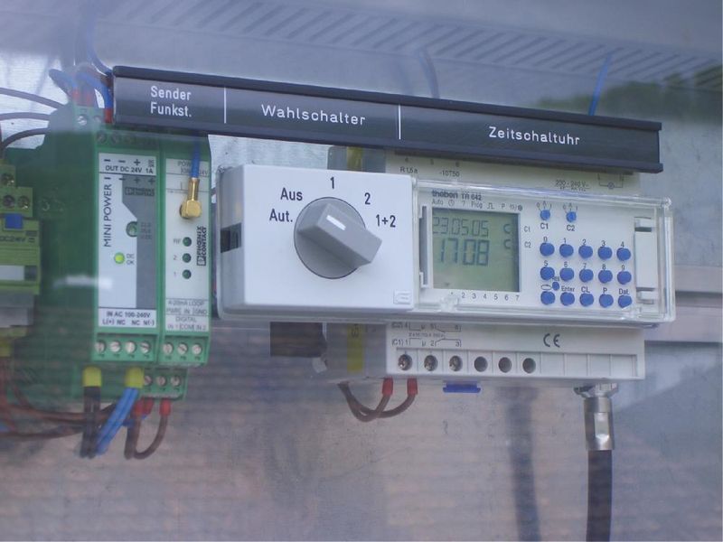 Der Steuerschrank mit der Beleuchtungssteuerung und der Schaltuhr steht in der Zentrale (Archiv: Vogel Business Media)