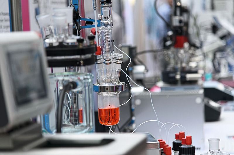 Und größere Reaktorsysteme mit Rührwerk wie hier am Stand von Systag.     Mehr Infos zu den kommenden LAB-SUPPLY-Messen finden Sie auf www.lab-supply.info (Bild: Stefan Stark)