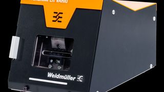 Der halbautomatisierte Powercrimper Vario von Weidmüller sorgt für mehr Flexibilität im Schaltschrankbau und schafft so echte Effizienzvorteile. (Bild: Weidmüller)