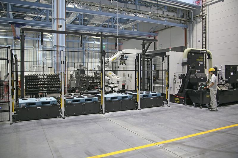 DS2 implementiert flexible Fertigungszellen und Fertigungssysteme für die unbemannte Produktion. (Okuma)