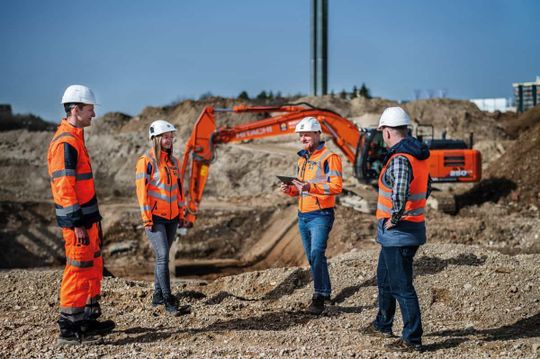 (Das Projekt-Team vor Ort: (v.l.n.r.) Gerätefahrer Thomas Erwert, Bauleiterin Rosa Arystanbaeva, Oberpolier Erwin Resch und Oberbauleiter Jan Uhlig. Bildquelle: Bauer Gruppe)